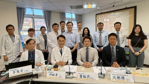 法扶桃園分會沈朝標會長（前右一）、桃園地院黃裕民庭長（前右二）、桃療院長邱献章（前右三）、桃療副院長李俊宏（前右四）等人就精神衛生法新制進行溝通交流
