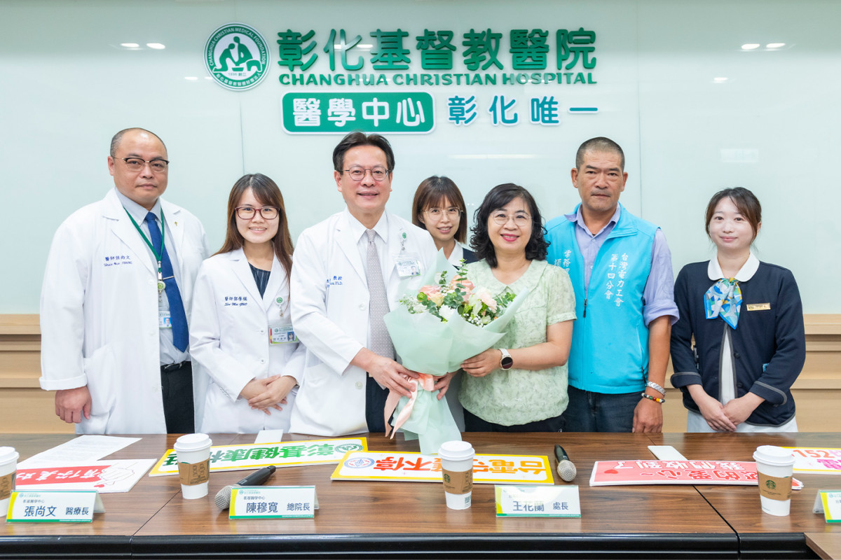 陳穆寬總院長(左3)感謝台電第一線搶修人員風雨中搶修電力，提供免費健康檢查，由王花蘭處長(右3)代表接受。
