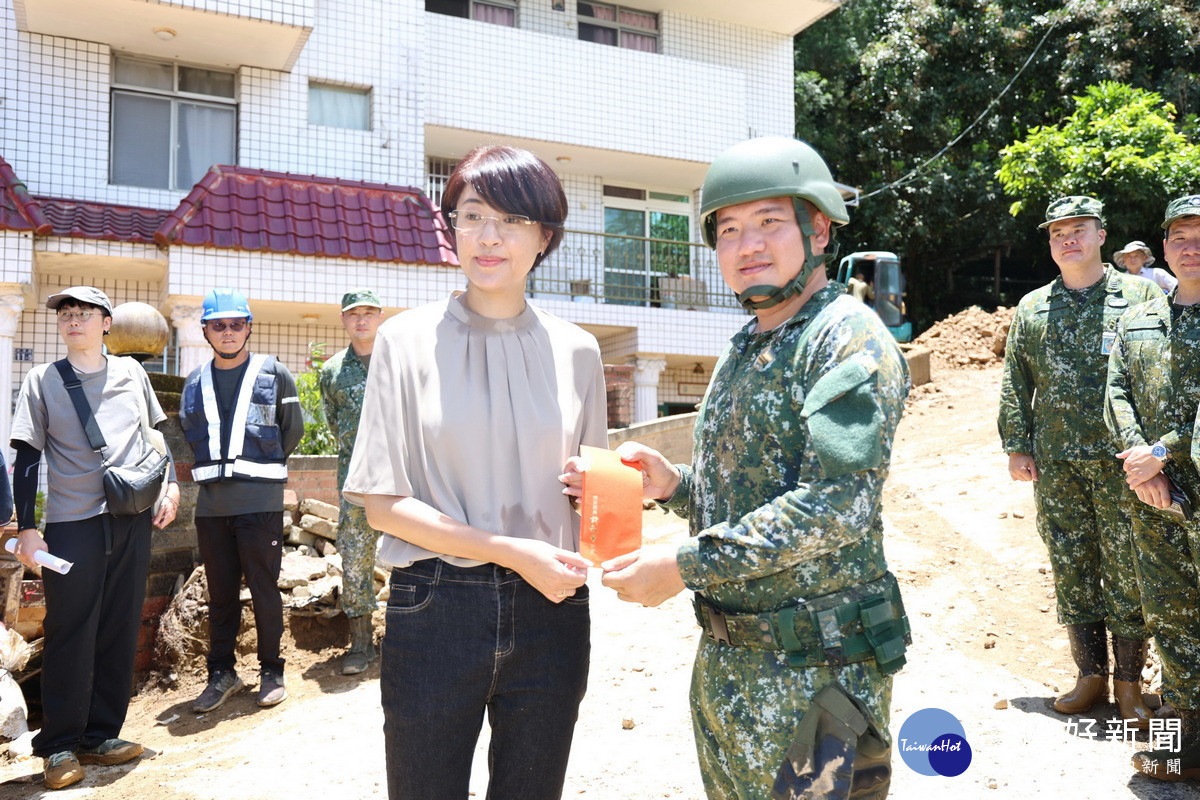 許縣長感謝國軍弟兄協助受災戶清理家園。（縣府提供）