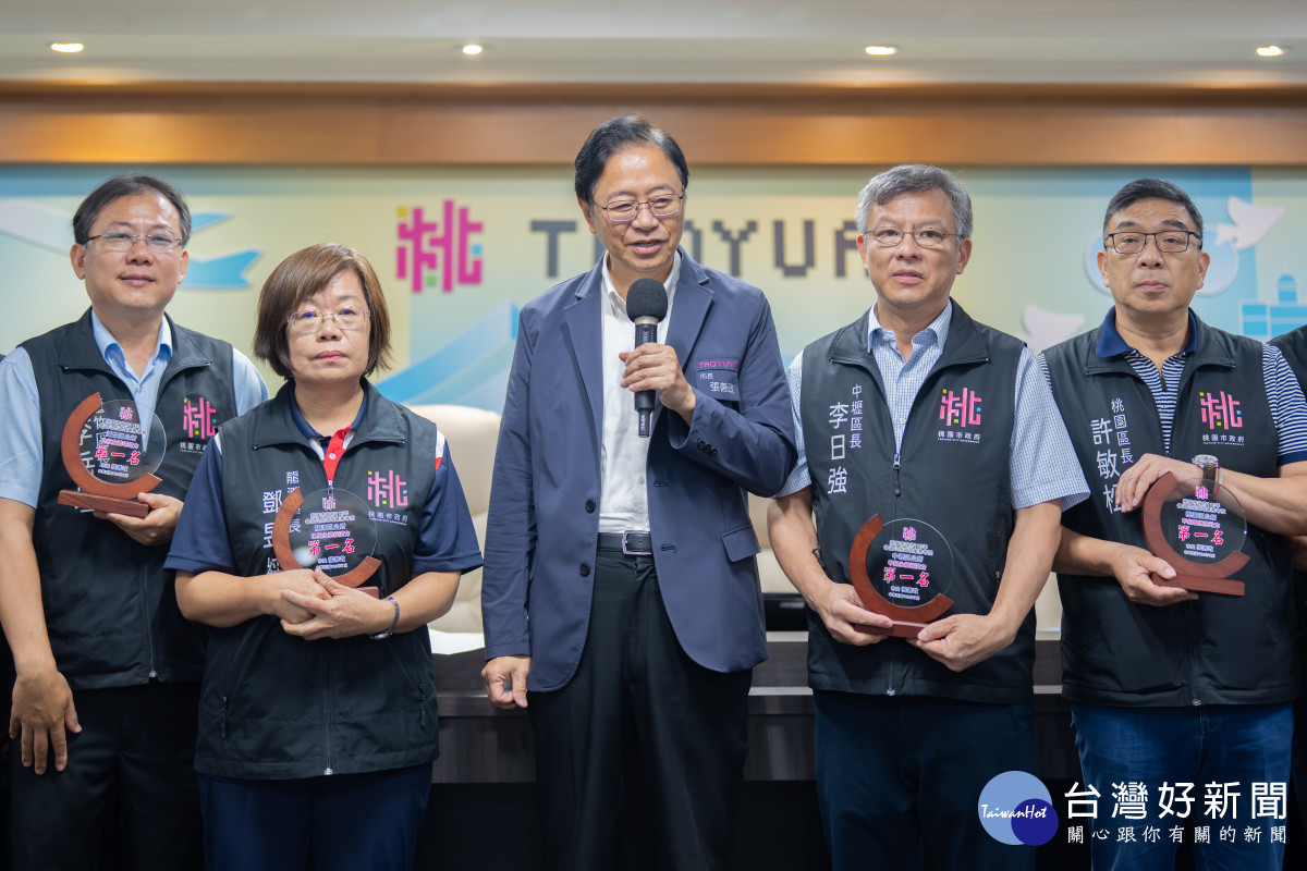 桃園市長張善政於市政會議中表揚「113年區政業務考核績優公所」。