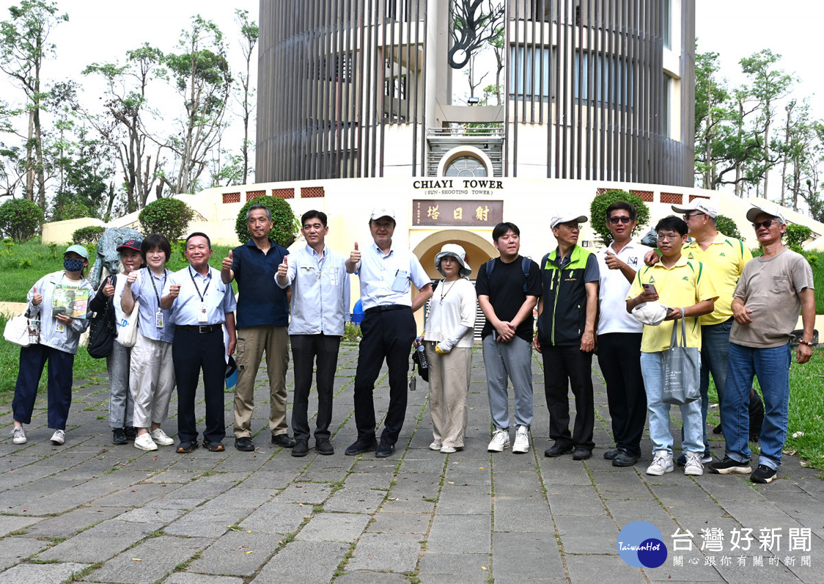 台、日民間樹木醫學團體與市府建設處等人員，實地勘察園區內樹木現況／陳致愷攝影