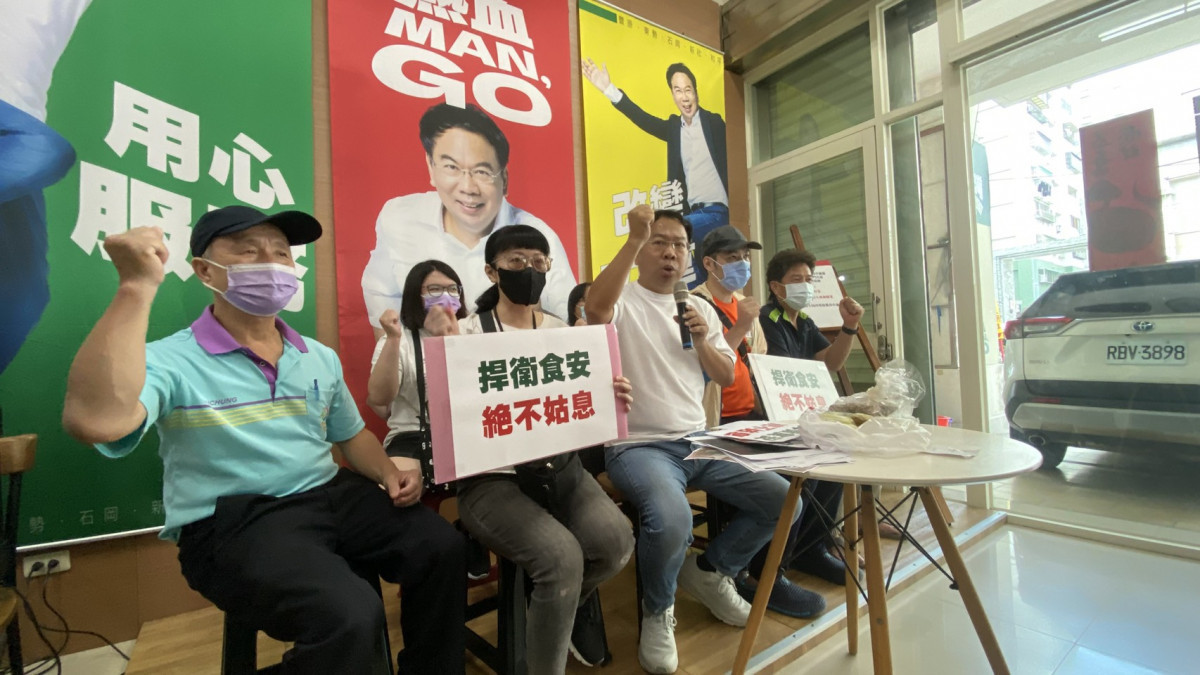 台中市議員謝志忠陪同多名受害消費者開記者會。
