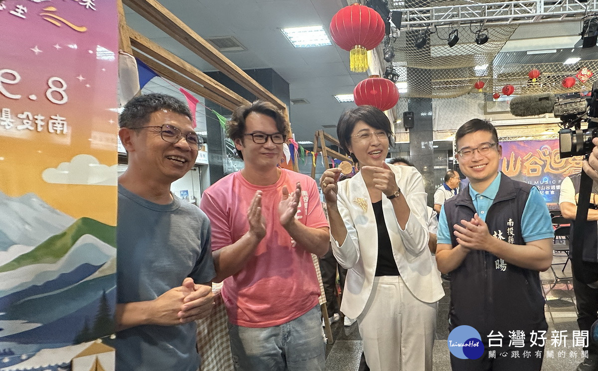 許縣長嘗試壓克力模特別的圖案。（記者扶小萍攝）