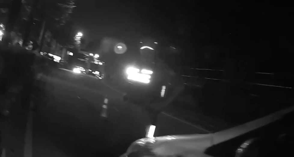 非法移工持他人證件遭識破拔腿逃逸，實習生快腿追緝協助逮捕。