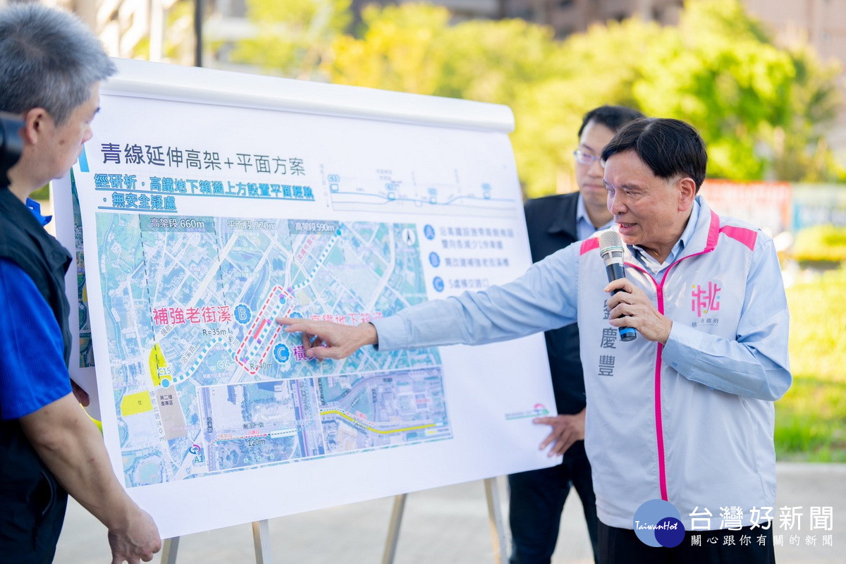 桃園市政府捷工局長說明捷運青線延伸案。<br />
