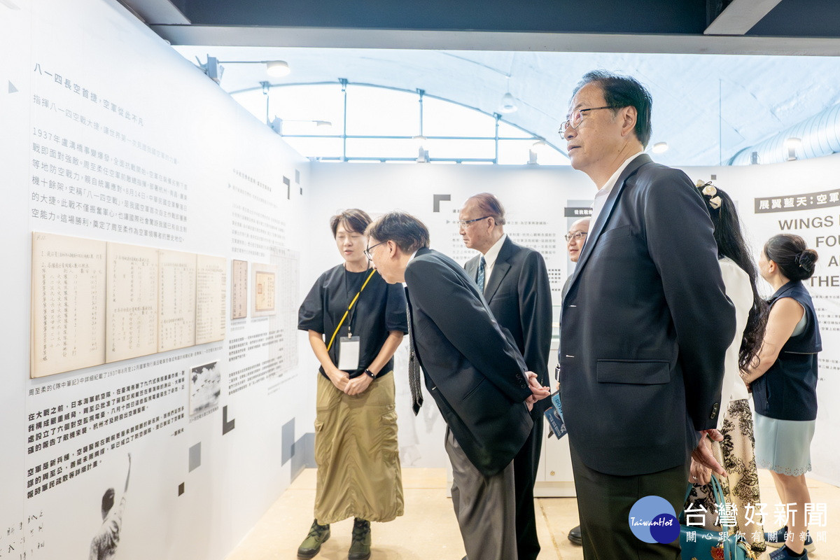 桃園市長張善政參觀「風起05」05警戒區開館展覽。<br />
