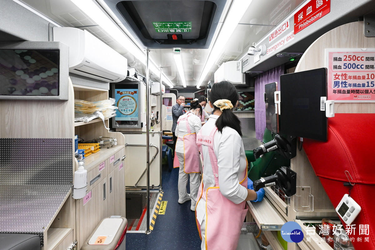 國際同濟會台灣總會捐贈捐血車。