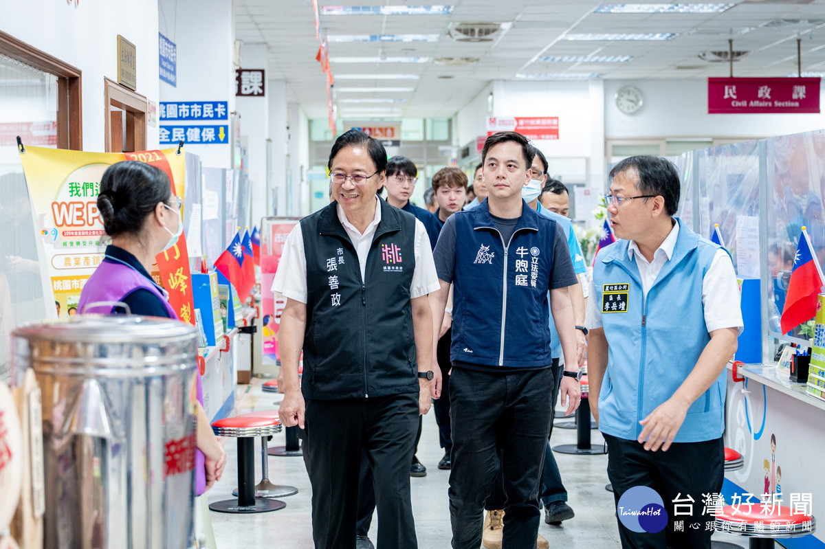 桃園市長張善政偕同立法委員牛煦庭視察「蘆竹行政園區」規劃基地，蘆竹區長李岳壇陪同說明。
