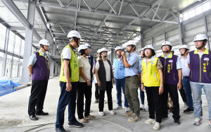2025台灣設計展在彰化，縣長王惠美視察即將完工的「彰化國際展覽中心」。圖／記者鄧富珍翻攝