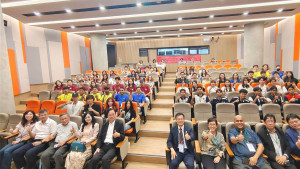2025亞太青年科學家會議於中原大學登場，來自十餘國近百位師生展開科學與文化交流。