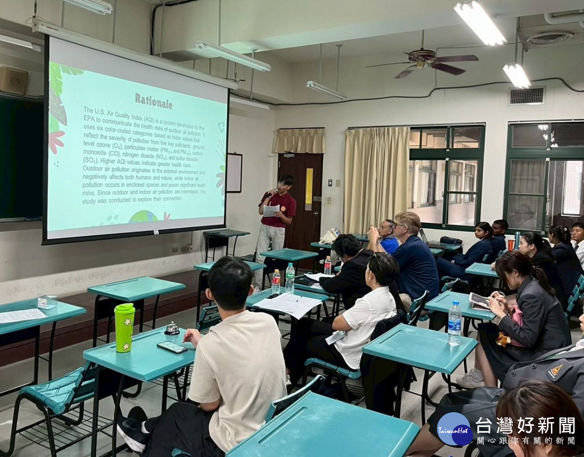 參賽學生以英語進行口頭發表，展現科研實力與表達自信。