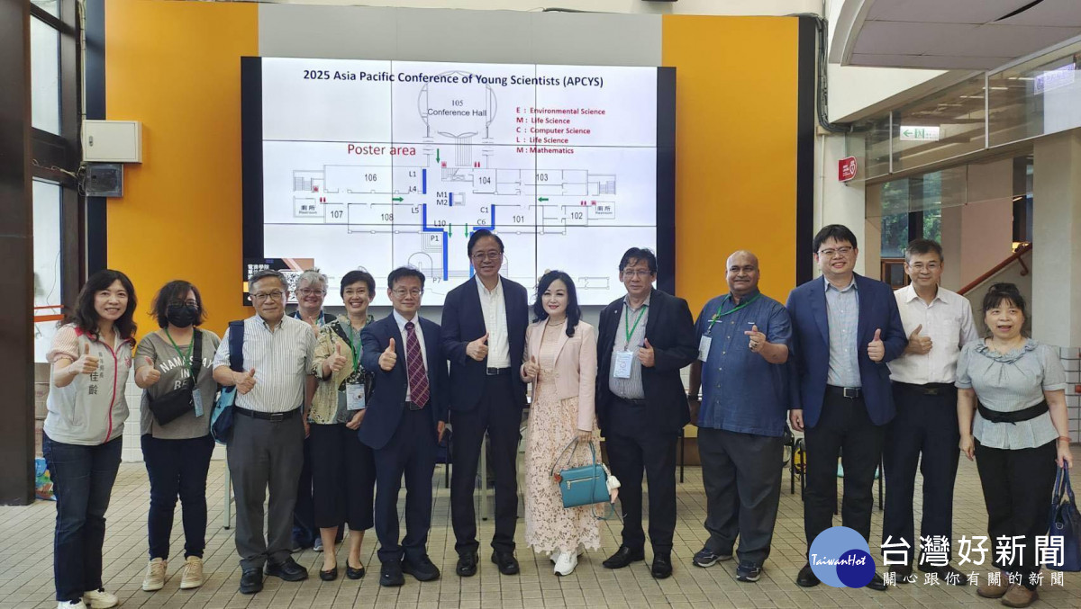 中原大學與來自各國的國際評審及貴賓合影，展現跨國合作與學術交流的熱忱。