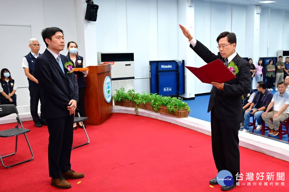 在環保局長顏己喨監誓中，新任海資處長林立昌宣誓就職。<br />
