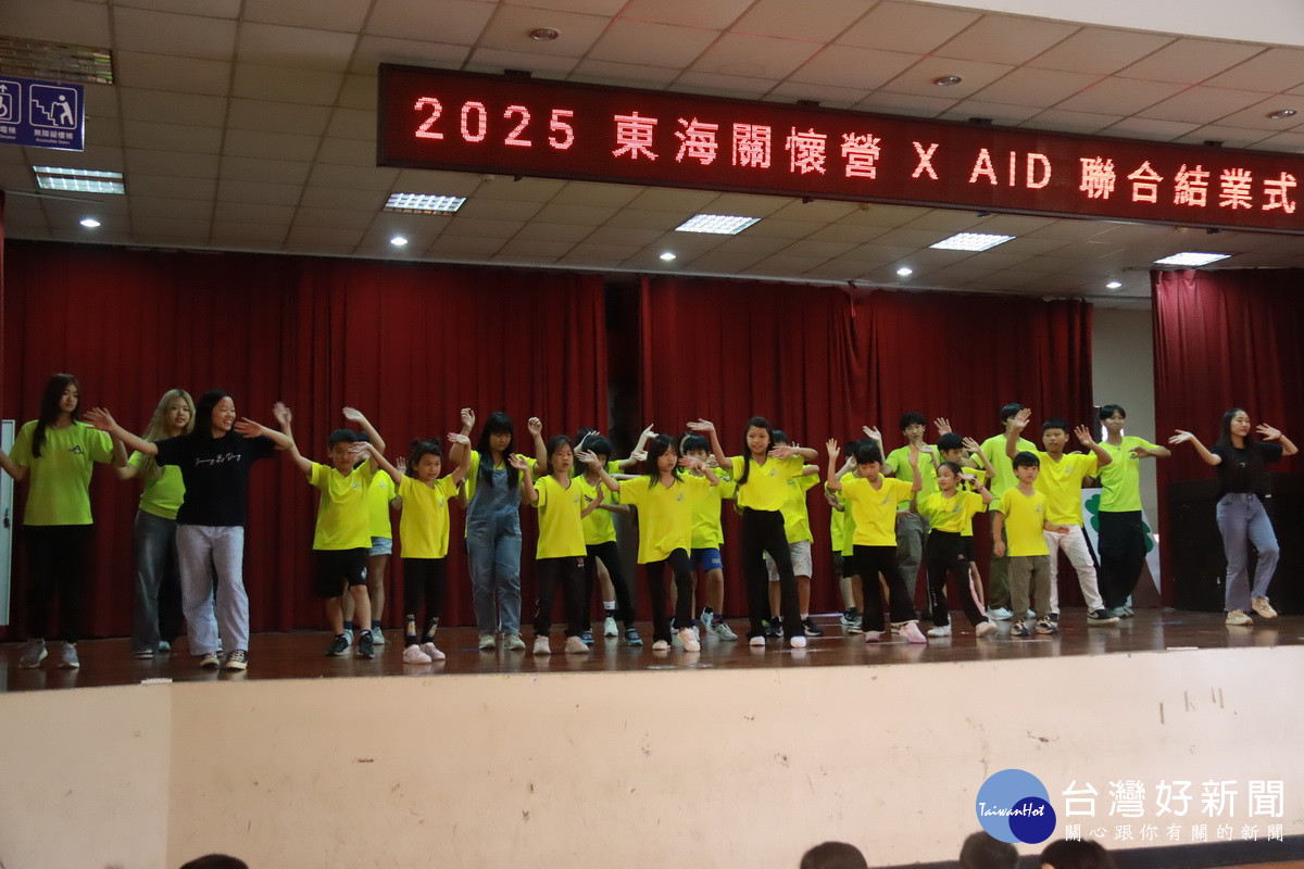 台上台下一同歡唱氣氛歡樂。（記者扶小萍攝）<br />

