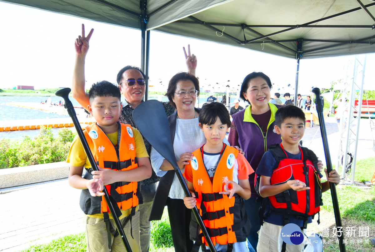 彰化「SUP公益日」推廣水域安全，百人體驗歡度夏日時光。圖／記者鄧富珍攝