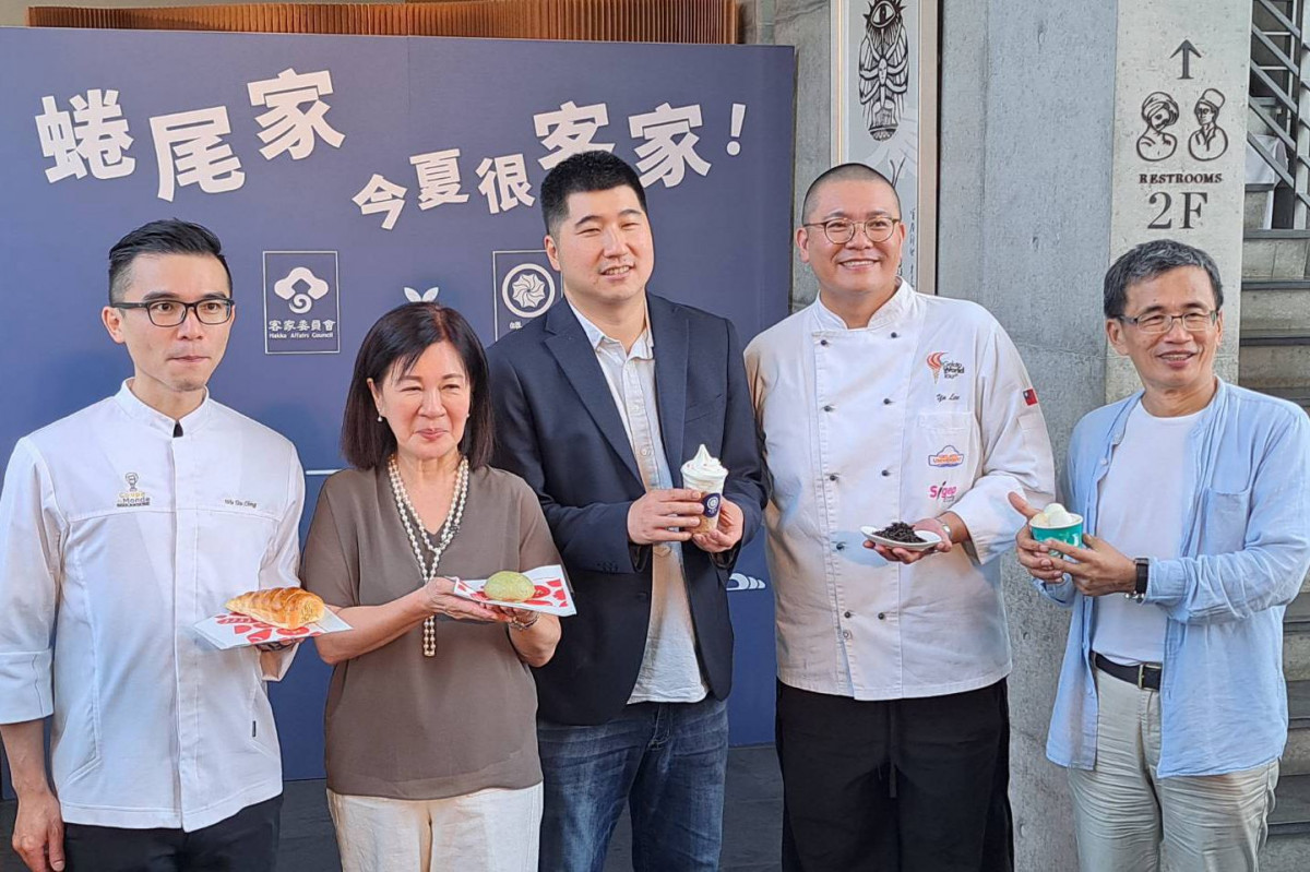 (左起)蜷尾家麵包研發師傅武子靖、財團法人商業發展研究院張皇珍副院長、客家委員會邱星崴副主委、蜷尾家李豫創辦人、臺南市政府客家事務委員會陳新裕主任委員