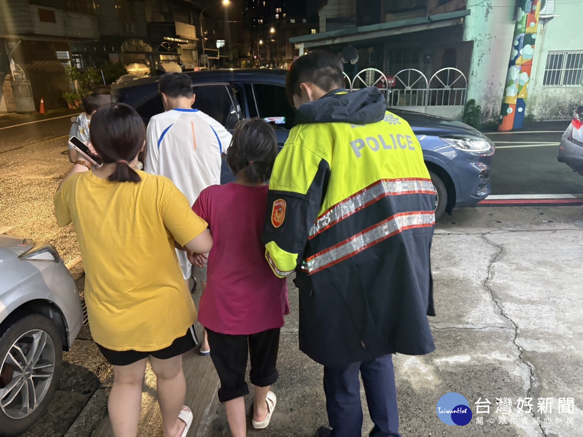 8旬失智婦雨夜迷途，壢警實習生鷹眼助祖孫團員。