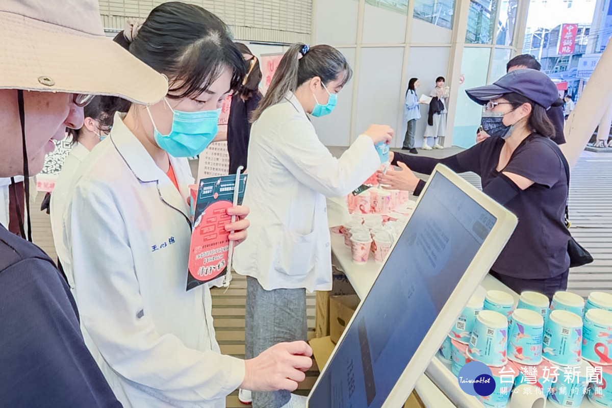 U Café應援活動邁入第三年，邀請醫護以咖啡傳遞支持，透過互動展區共創無歧視、友善的醫療承諾。