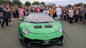 《賽車籃球X文藝嘉年華》熱鬧登場，現場更展出價值不斐超跑。