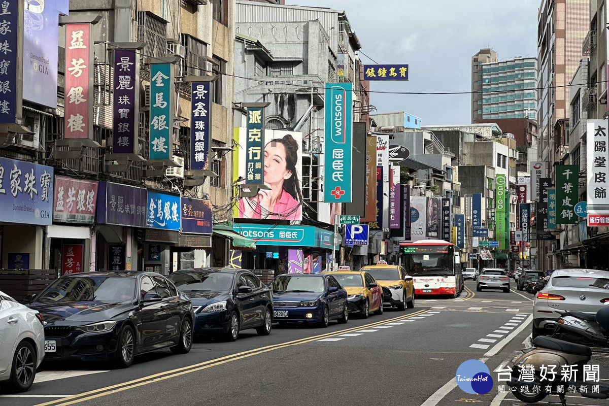 市府團隊協助店家設計專屬的特色招牌。