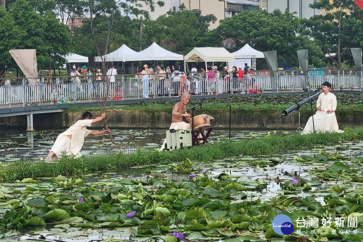 「2025桃園蓮花季」跨界邀請首位入選太陽馬戲團的台灣舞者張逸軍於蓮田表演，帶來療癒美學體驗。<br />
