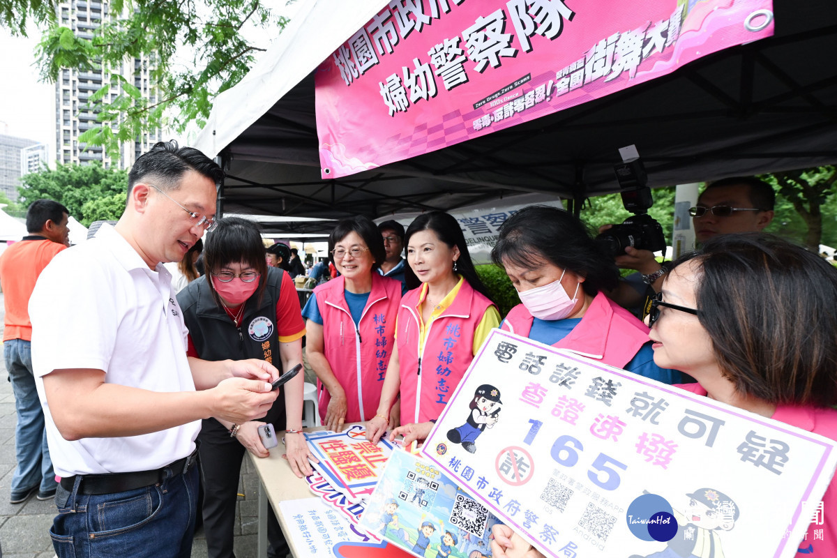 蘇副市長參觀攤販宣導活動。