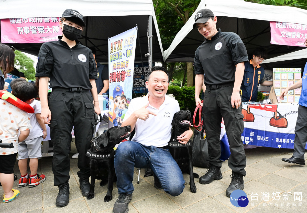 蘇副市長與警犬開心互動。<br />
<br />
