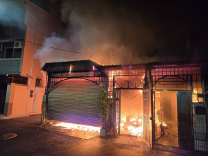 嘉義市西區民宅發生火警，火勢猛烈消防人員到場已延燒／嘉義市消防局提供