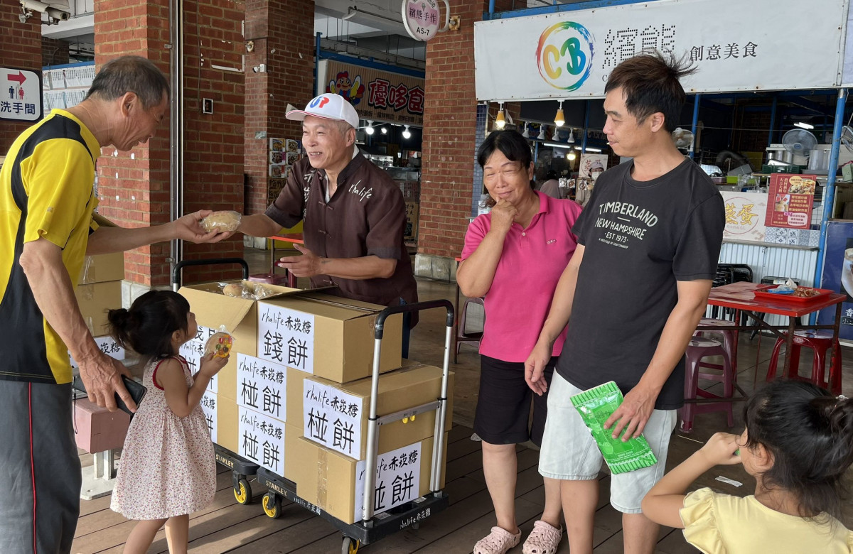  rhalife赤崁糖總監吳易隆分發1000個(椪餅、錢餅)給受災民眾<br />
<br />
