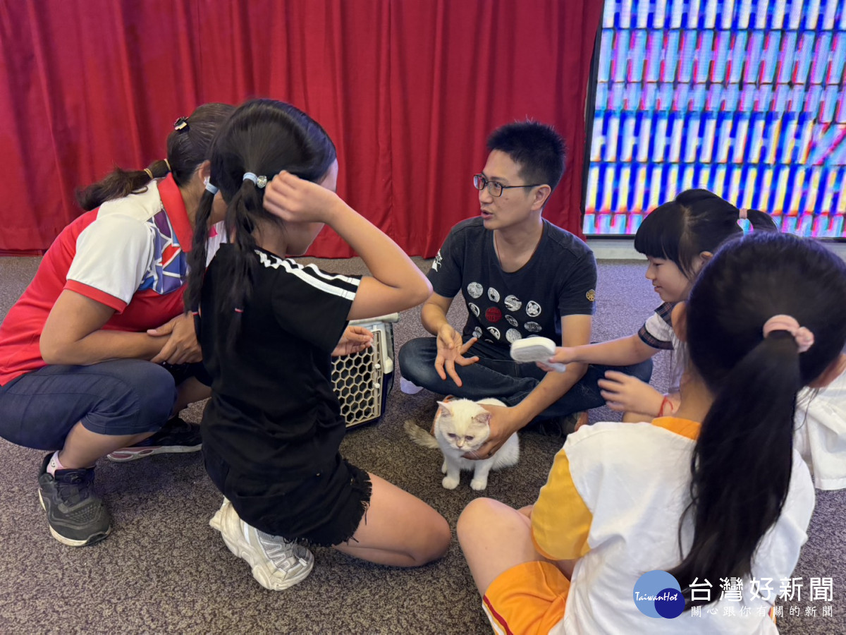 拼圖喵負責人-燒賣，講解大白的狀況給建德國小師生了解