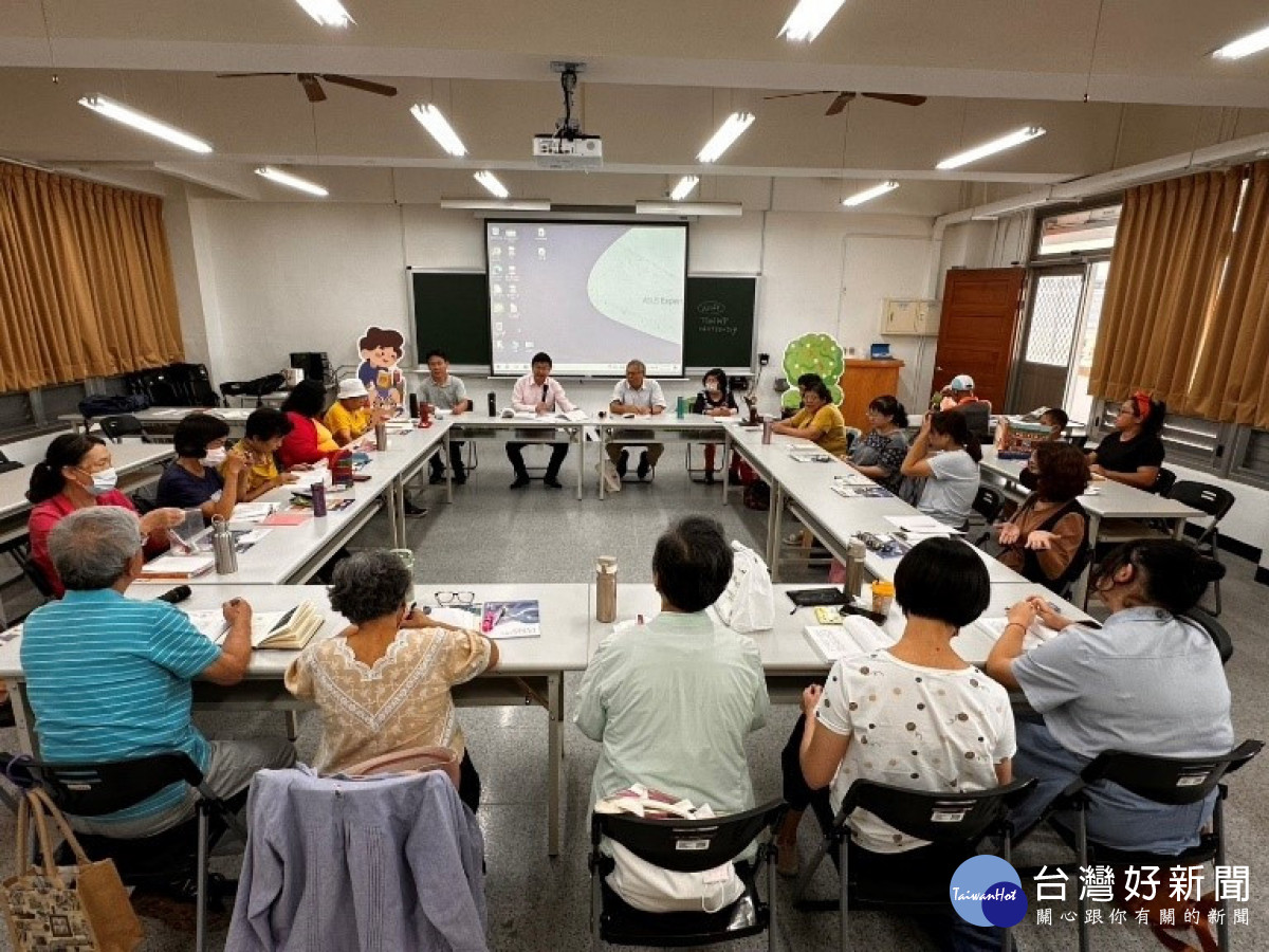 台中市客委會主委江俊龍主持客語讀書會。