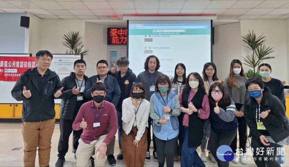 蔡兆程薪傳師與豐原區公所學員們合影。