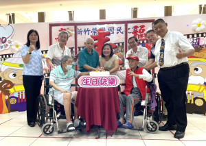 白主任偕同貴賓與壽星代表一同切蛋糕與唱生日歌。