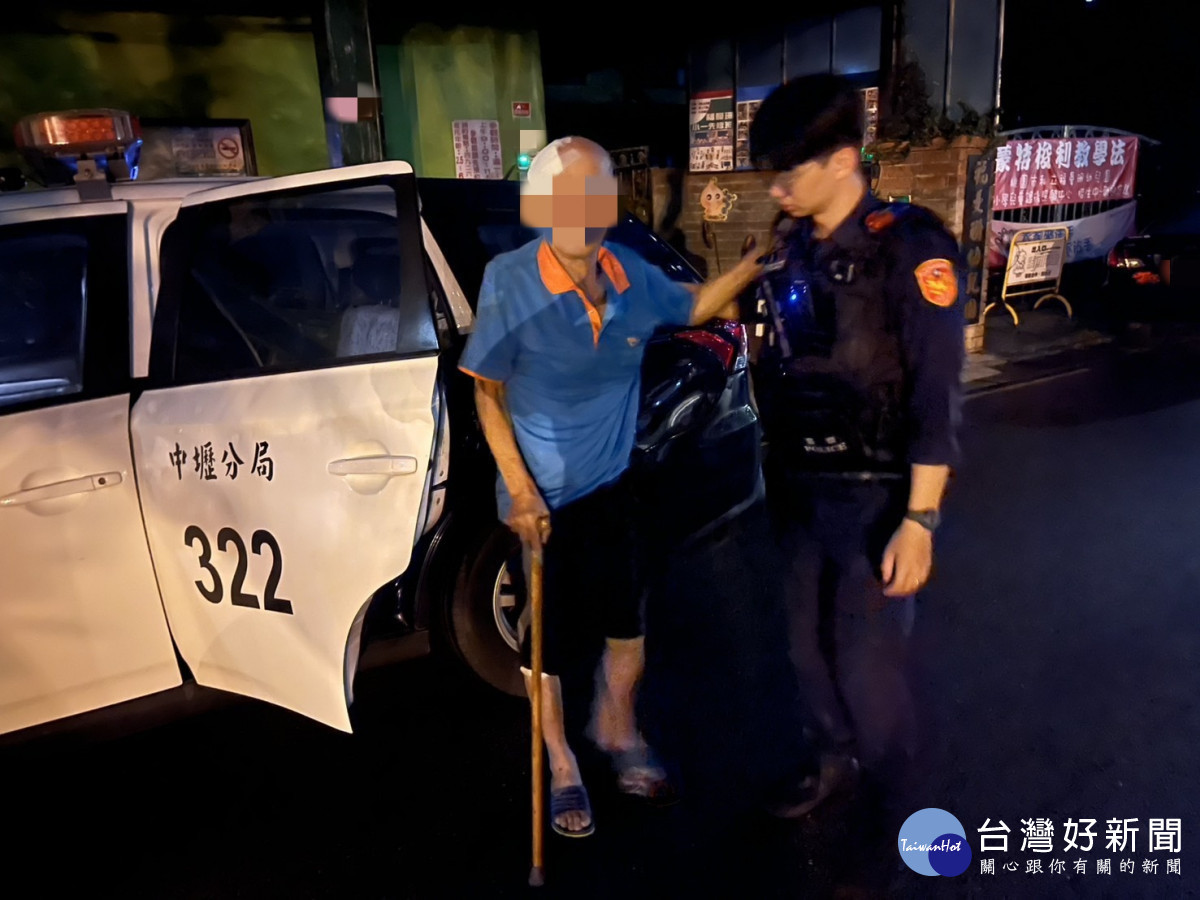 散步時不慎跌倒，夜市街邊癱坐苦等援手， 警方護送長者協助返家。