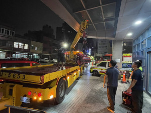 竹市府派遣機具支援南部第七河川分署預做防災整備。