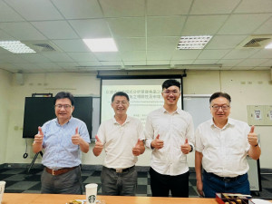 弘光科大健管系碩士生駱家傑(右二)，在指導教授張炳華（左二）指引下，完成以「健康促進模式」為架構的研究。（弘光科大提供）