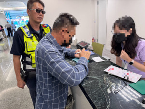 銀行行員及警方攔阻「假投資詐騙」。