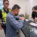 銀行行員及警方攔阻「假投資詐騙」。