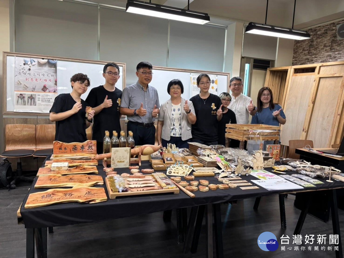 教育部青年發展署署長陳雪玉 (左四)、玄奘大學校長簡紹琦(左三) 與創業團隊。