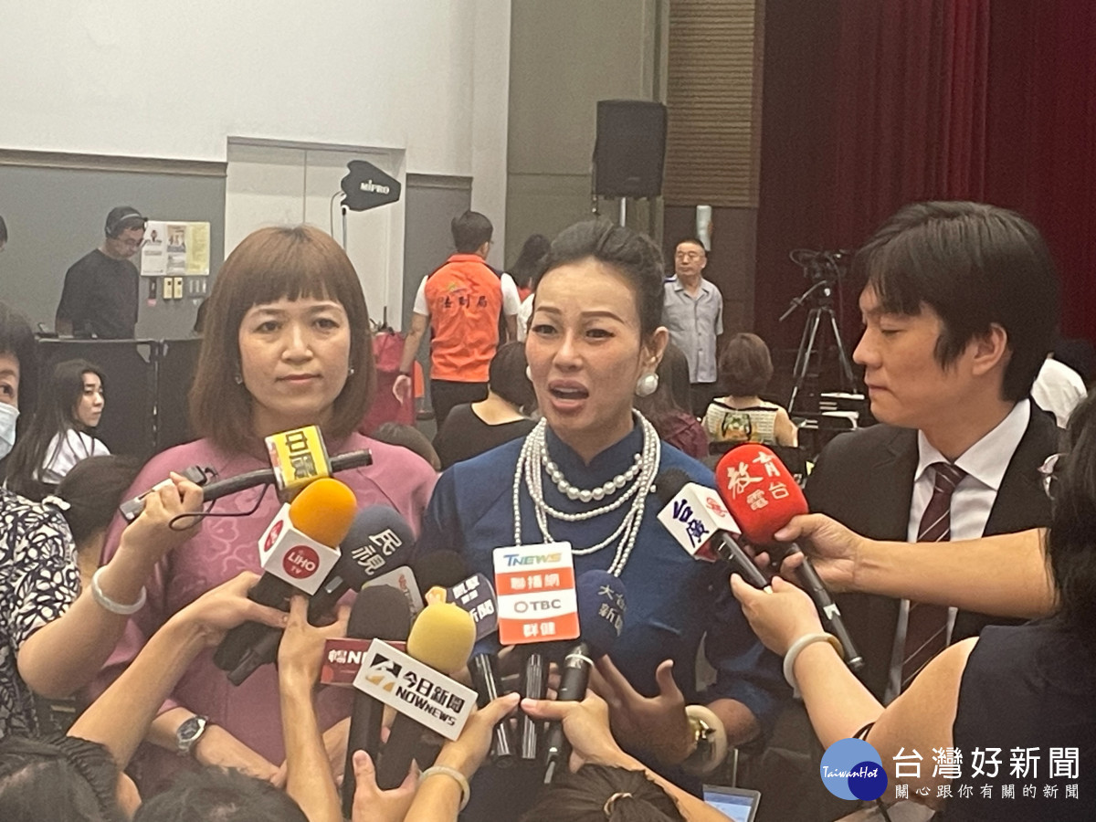 壹元書院長賴慕芬院長(中)新住民代表曾金釵