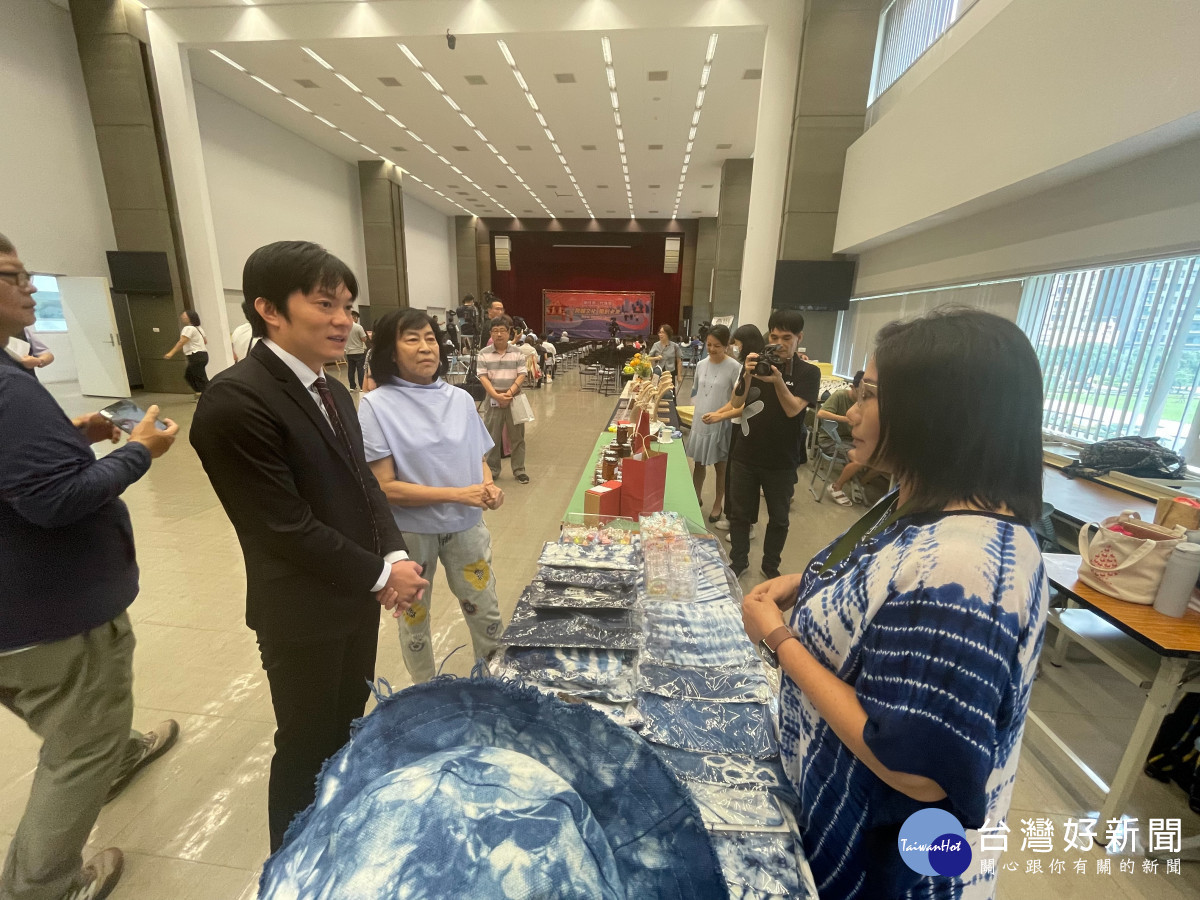 東勢地區新住民媽媽展出融合客家文化的藍染手作作品