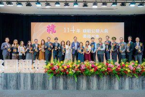 桃園市長張善政出席「桃園市114年度模範公務員表揚典禮」與獲獎者合影。