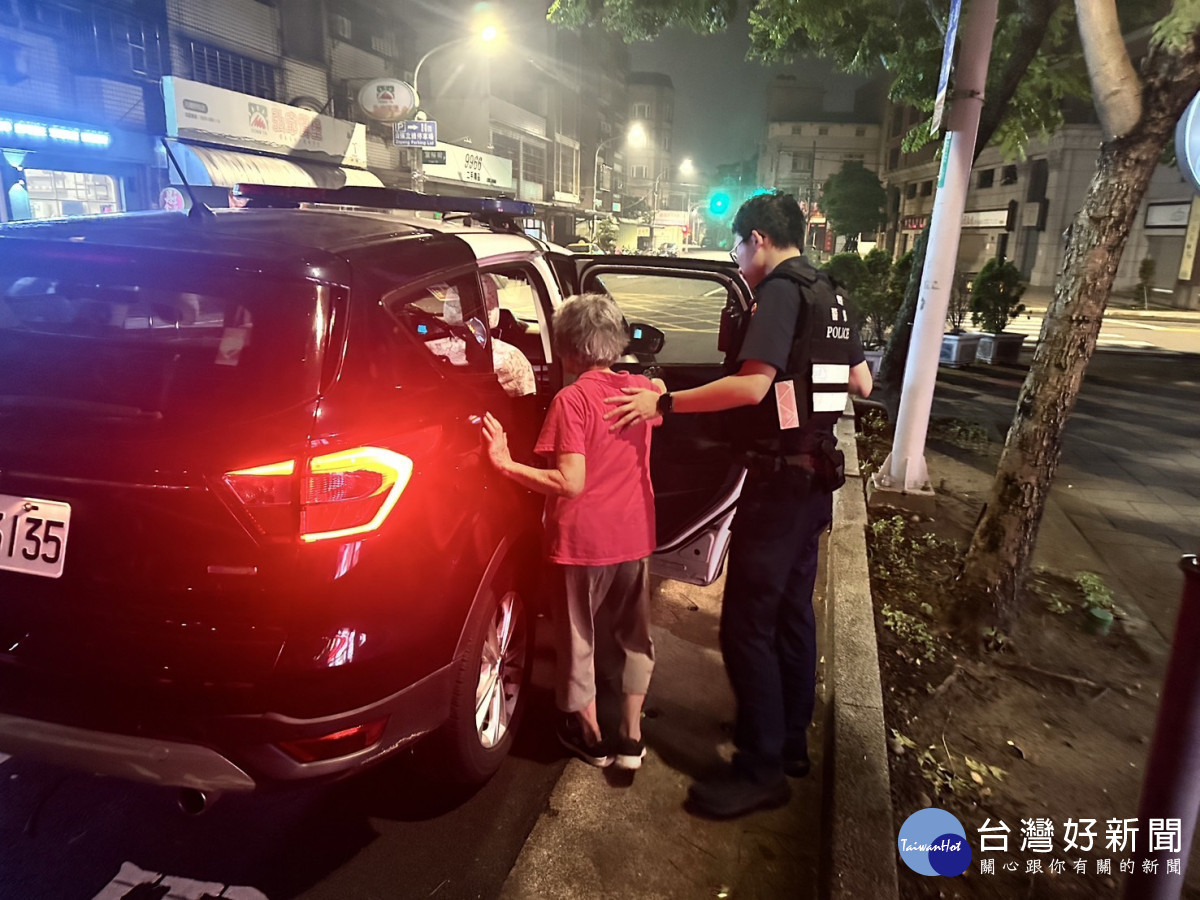 高齡老婦獨自站在路邊疑似迷途，警方協助返家。