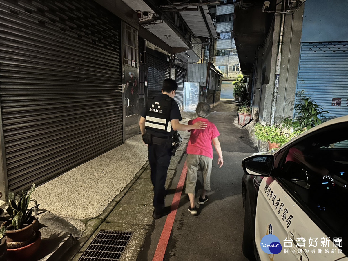 高齡老婦獨自站在路邊疑似迷途，警方協助返家。