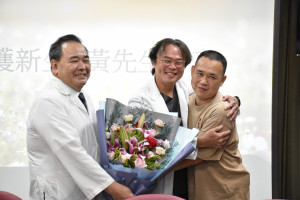 任職於線西工廠的黃先生（右一）送花感謝彰濱秀傳院長顏鴻章（左一）和急診陳家慶主任（中）。
