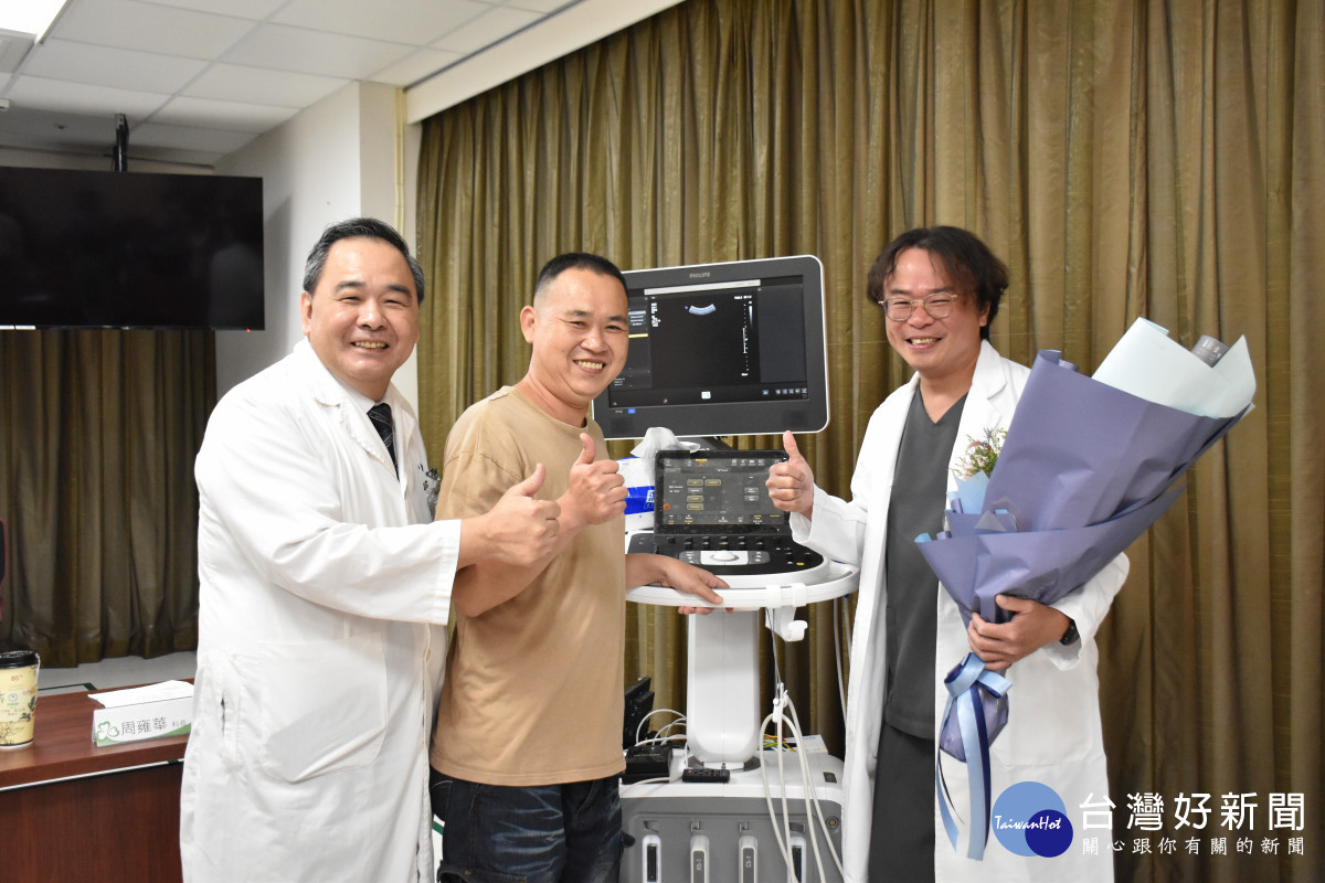 任職於線西工廠的黃先生（右一）送花感謝彰濱秀傳院長顏鴻章（左一）和急診陳家慶主任（中）。