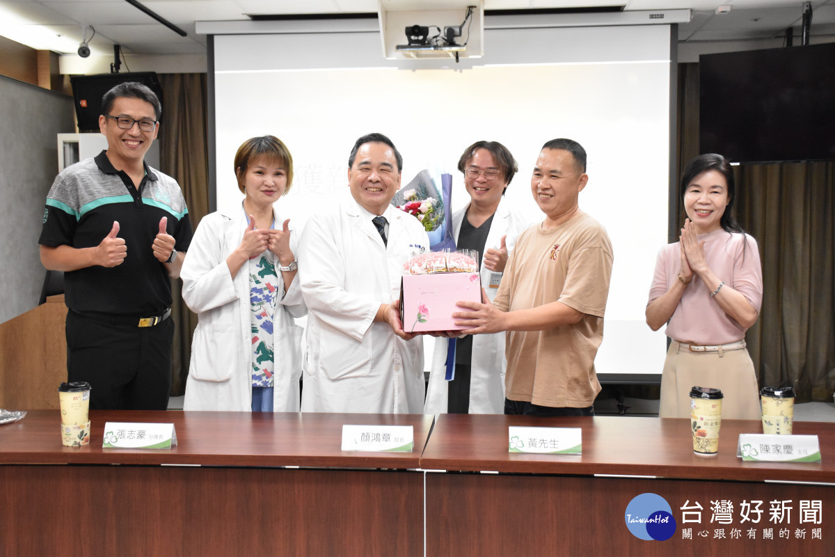 任職於線西工廠的黃先生（右一）送花感謝彰濱秀傳院長顏鴻章（左一）和急診陳家慶主任（中）。