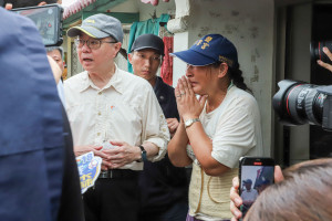 行政院長卓榮泰今天南下嘉義縣勘災，受災民眾哭訴「請政府幫幫忙吧，真的不知道怎麼辦。」／嘉義縣府提供