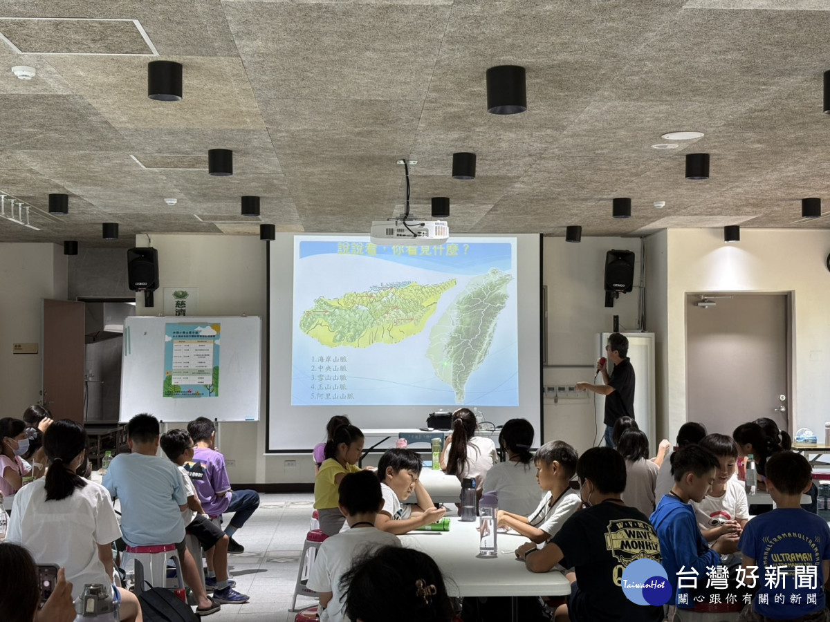 廖緯璿博士講授水土保持課程。
