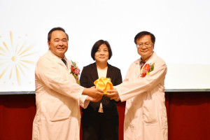 彰濱秀傳院長交接典禮，打造社區醫療國際典範。圖／秀傳醫院提供